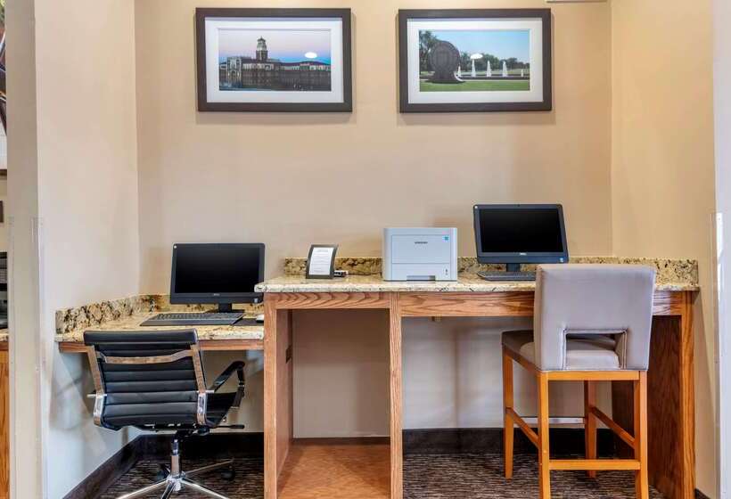 Отель Comfort Suites University