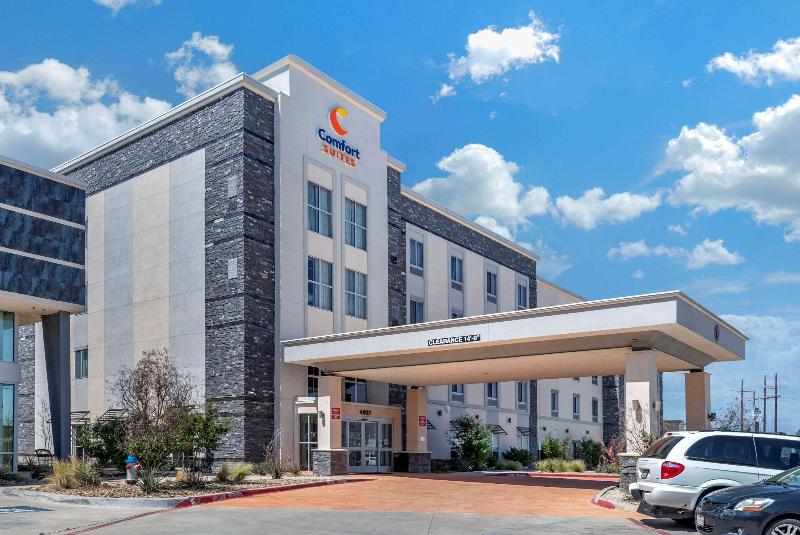 Отель Comfort Suites University