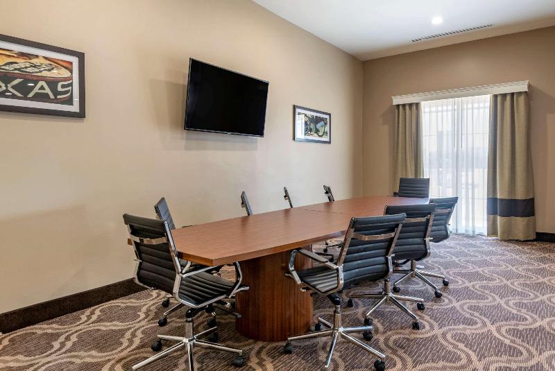 Отель Comfort Suites University