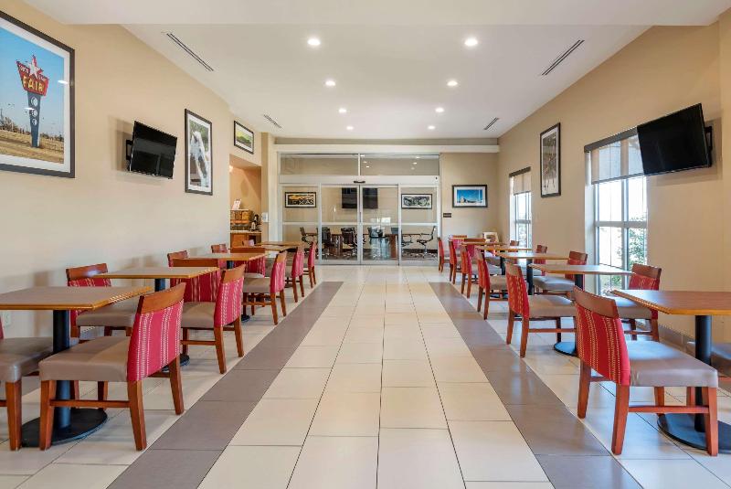 Отель Comfort Suites University