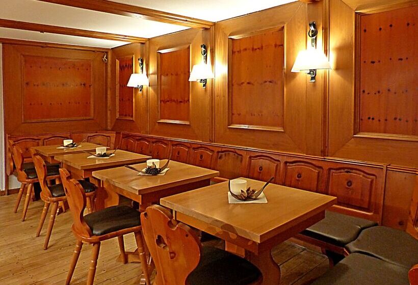 فندق Donnici Im Schwyzerhusli