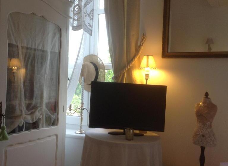 La Maison Du Phare De Honfleur Chambre D Hôtes B&b  Jacuzzi   Shabby Chic