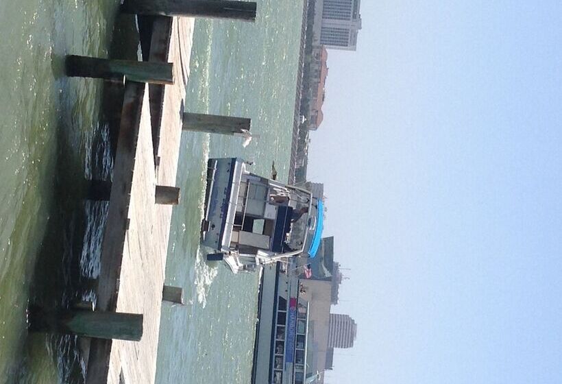 فندق Capri Beach