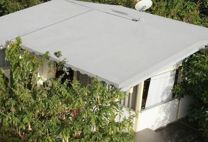 호텔 Hostal El Parque Tababela