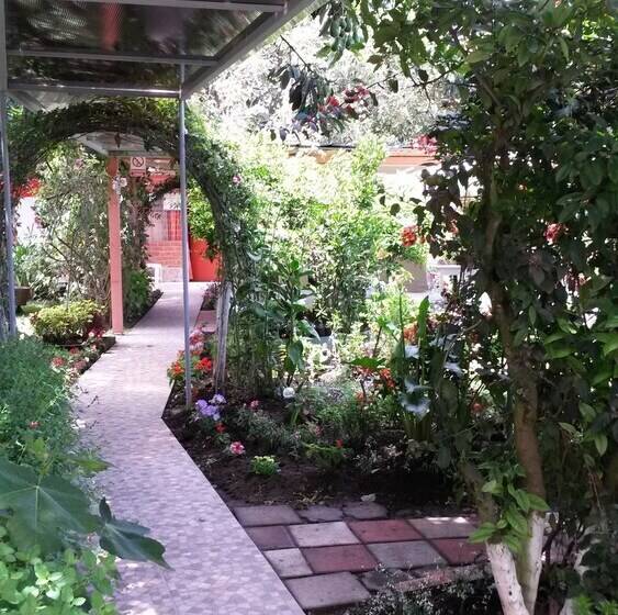 호텔 Hostal El Parque Tababela