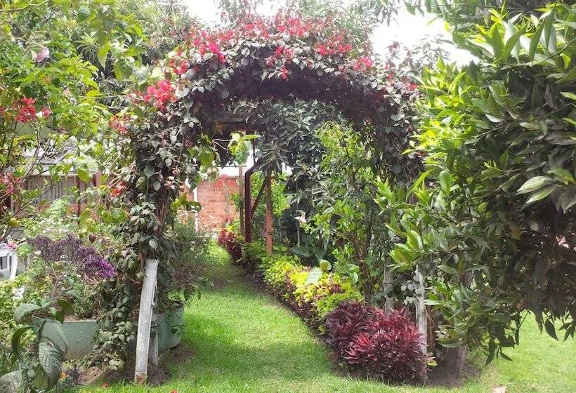 호텔 Hostal El Parque Tababela