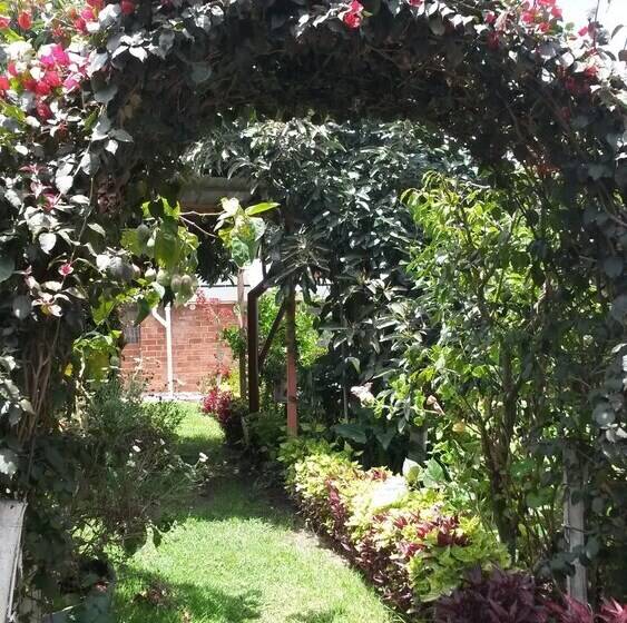 호텔 Hostal El Parque Tababela