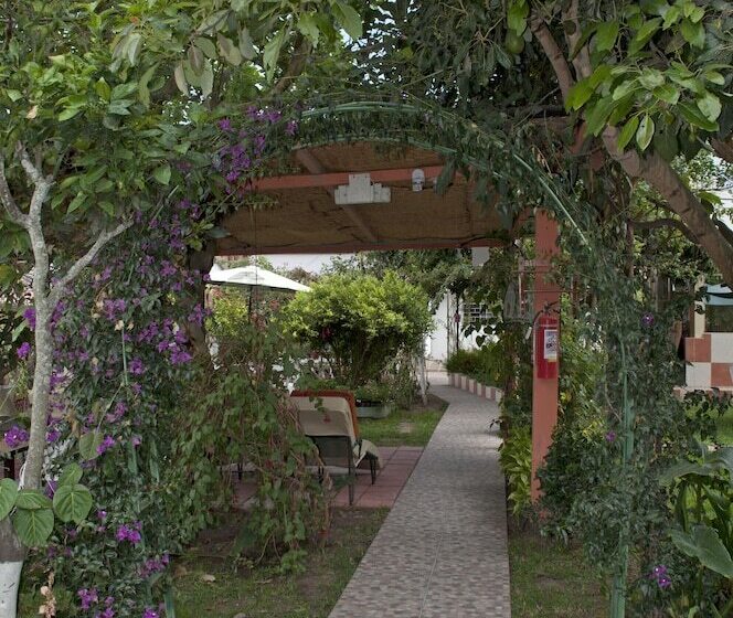 호텔 Hostal El Parque Tababela