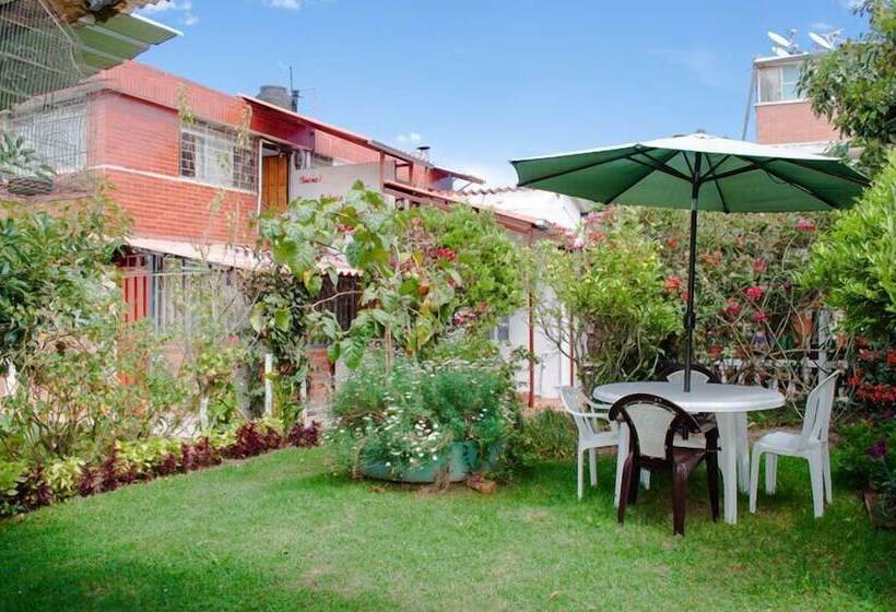 هتل Hostal El Parque Tababela