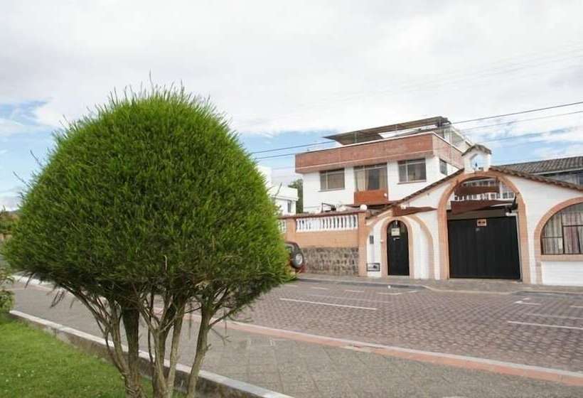 هتل Hostal El Parque Tababela