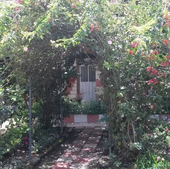 호텔 Hostal El Parque Tababela