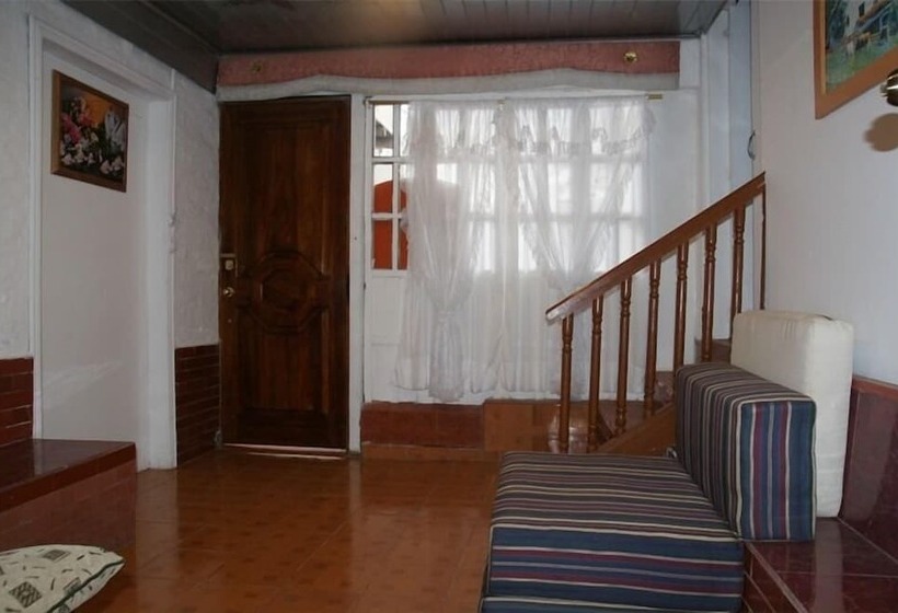 هتل Hostal El Parque Tababela