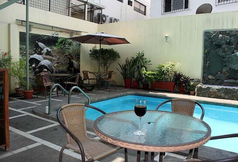 هتل Hostal Perla Real Inn