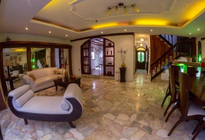 فندق Hostal Villa 97