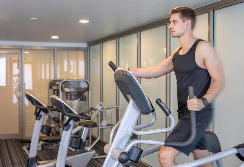 Отель Meriton Suites North Ryde