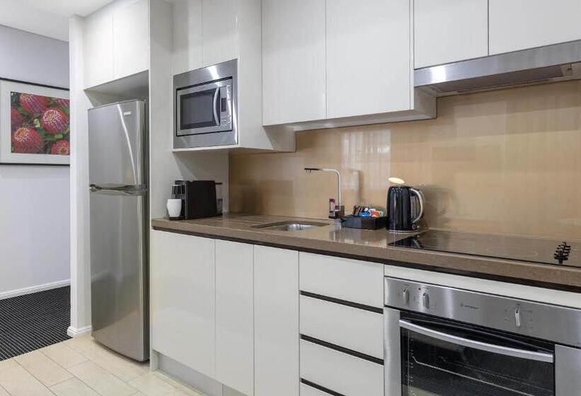 Отель Meriton Suites North Ryde
