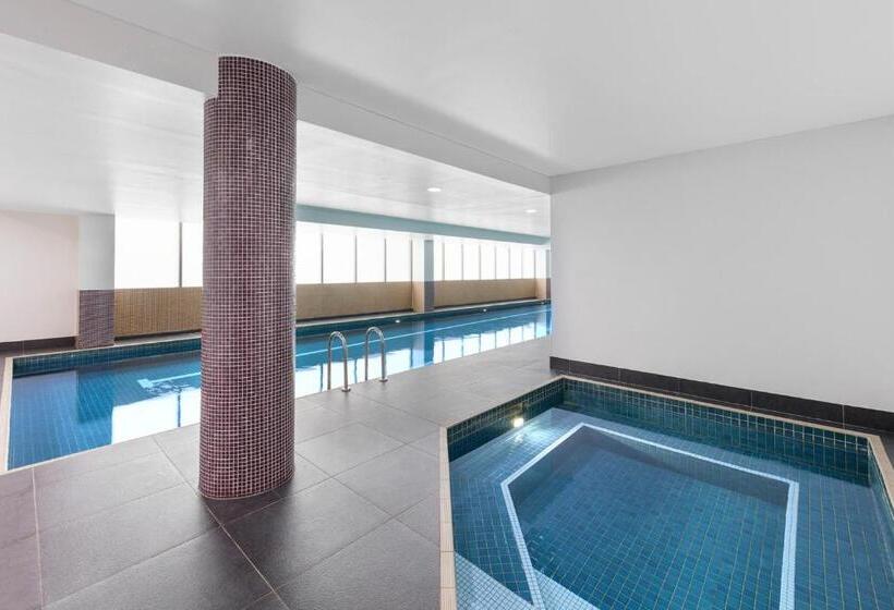 Отель Meriton Suites North Ryde