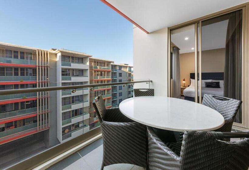 Отель Meriton Suites North Ryde