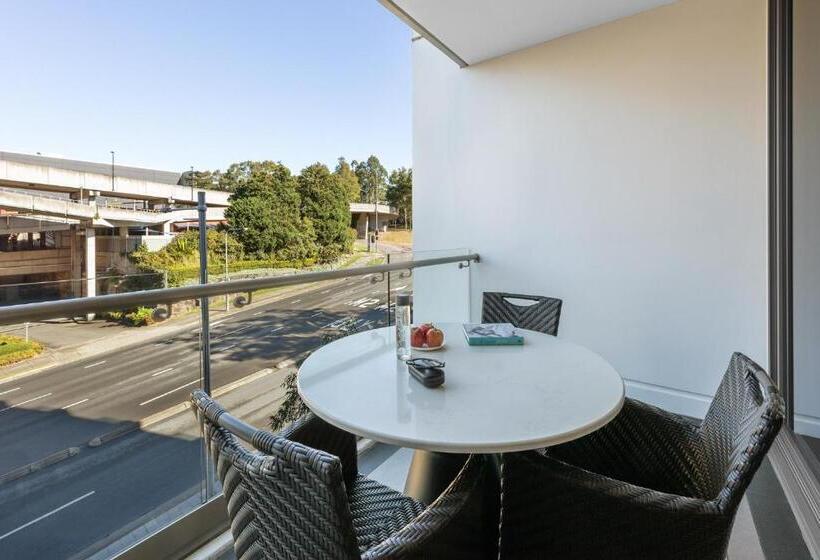 Отель Meriton Suites North Ryde