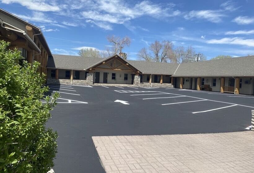 فندق Moose Creek Lodge & Suites