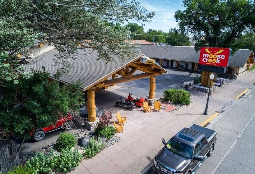 فندق Moose Creek Lodge & Suites