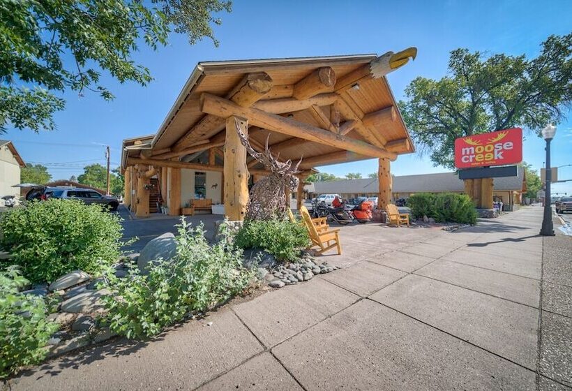 فندق Moose Creek Lodge & Suites