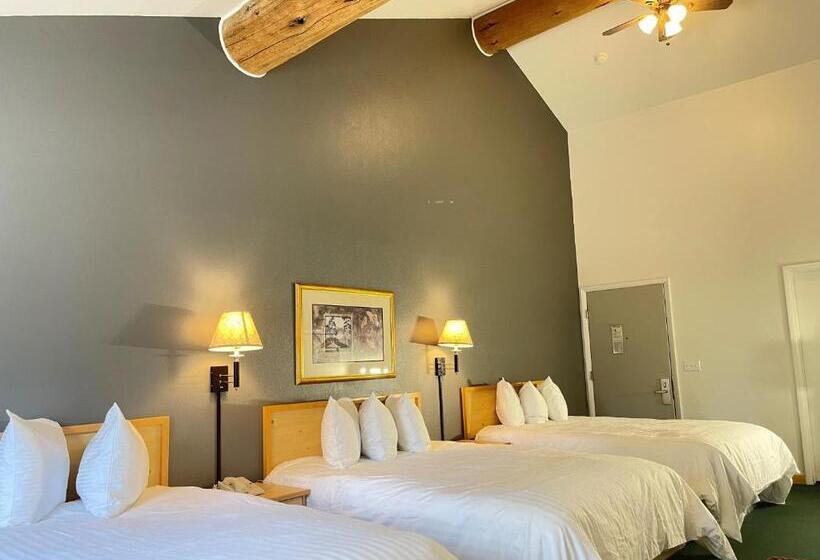 فندق Moose Creek Lodge & Suites