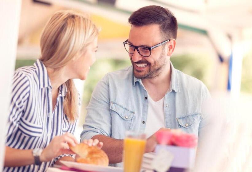 فندق Sandaway Suites & Beach