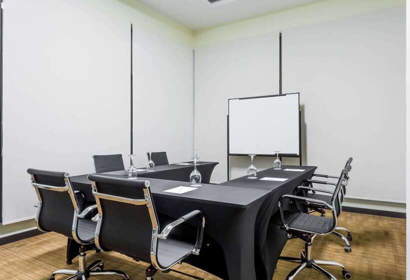 Отель Wyndham Quito Airport