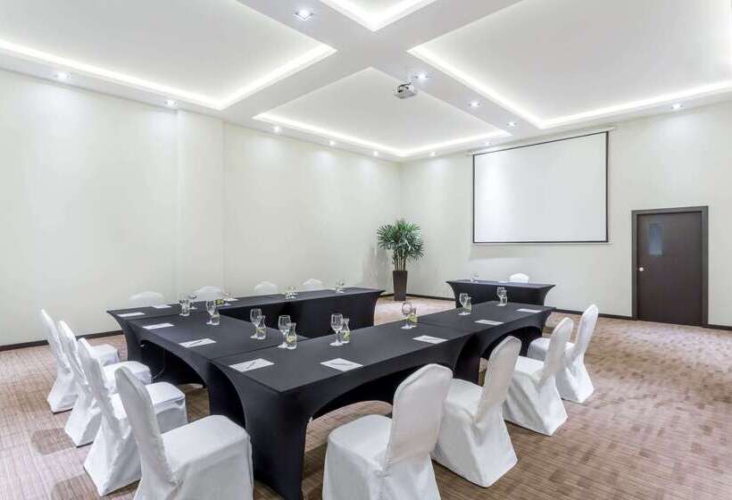 Отель Wyndham Quito Airport