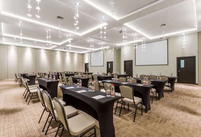 Отель Wyndham Quito Airport