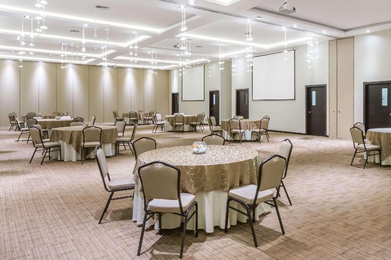 هتل Wyndham Quito Airport