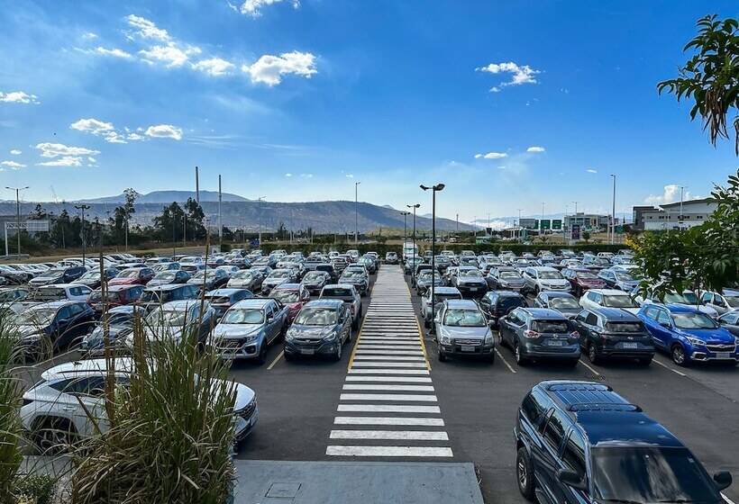 Отель Wyndham Quito Airport