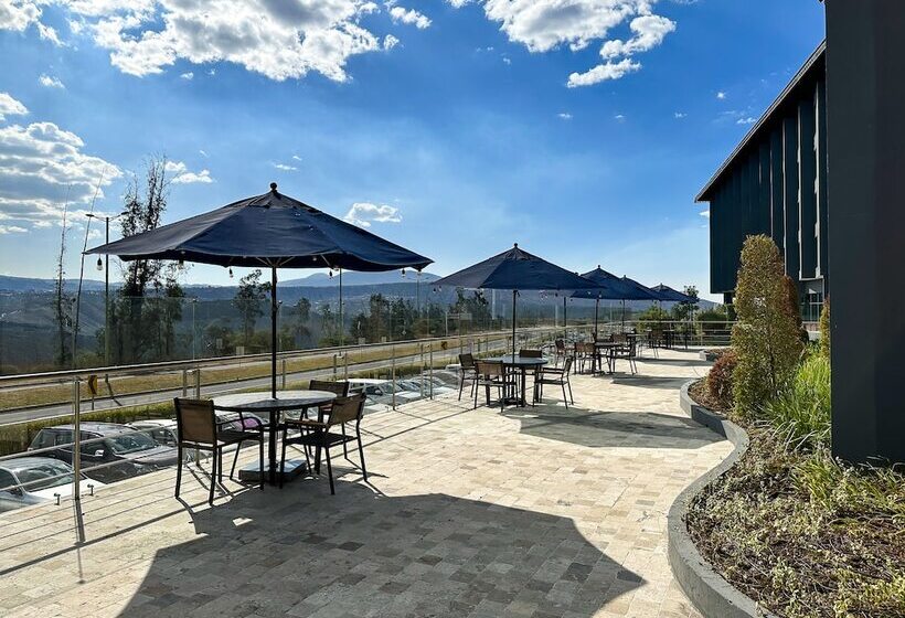 Отель Wyndham Quito Airport