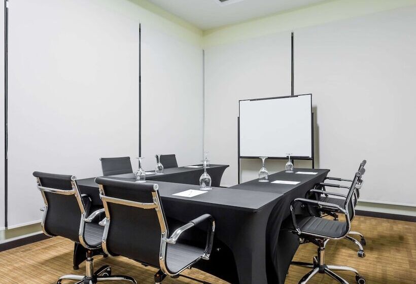 Отель Wyndham Quito Airport