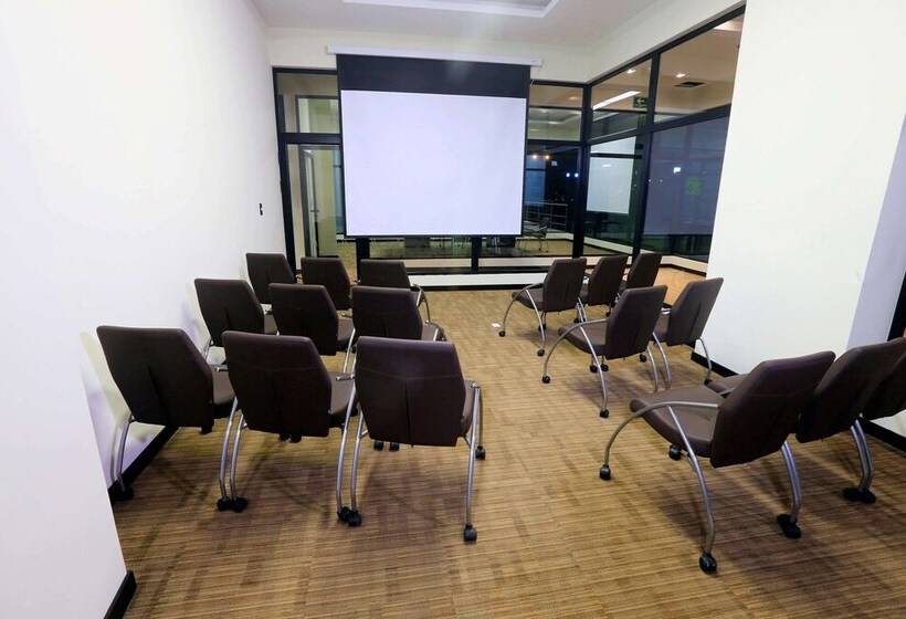 Отель Wyndham Quito Airport