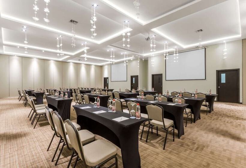 Отель Wyndham Quito Airport