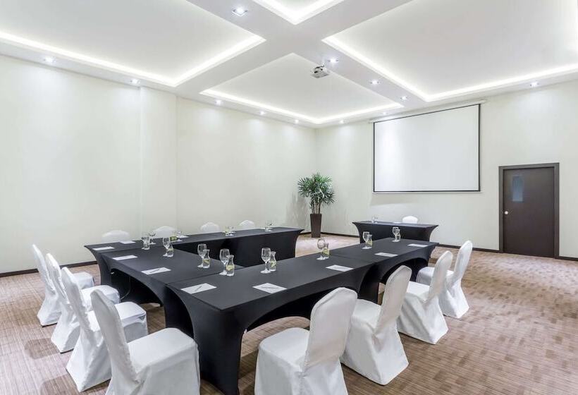 هتل Wyndham Quito Airport