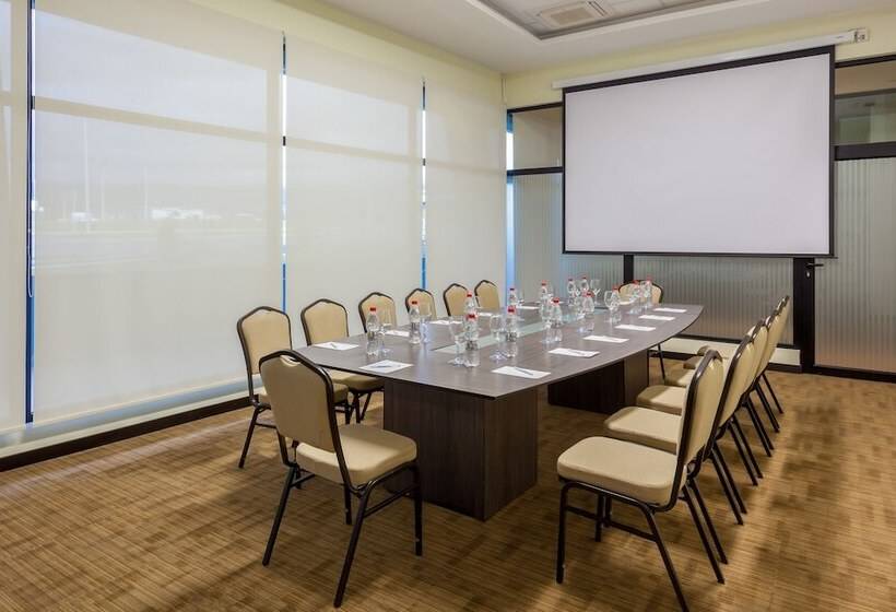 Отель Wyndham Quito Airport