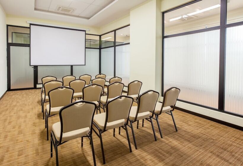 هتل Wyndham Quito Airport