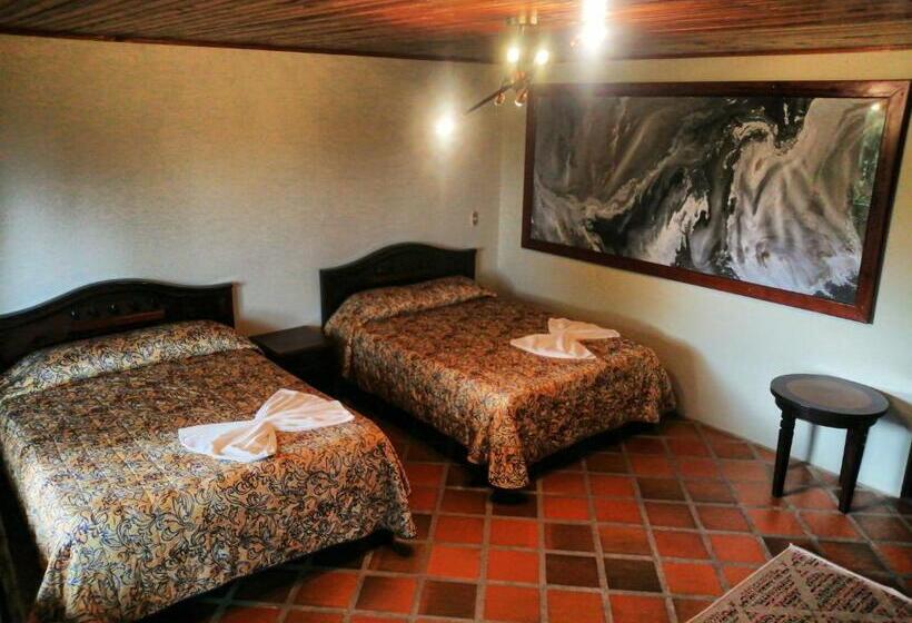 فندق صغير Arenal Backpackers Resort