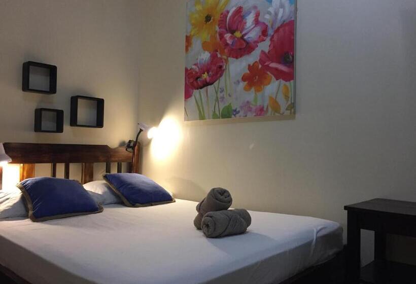 فندق صغير Casa De Lis Hotel & Tourist Info Centre