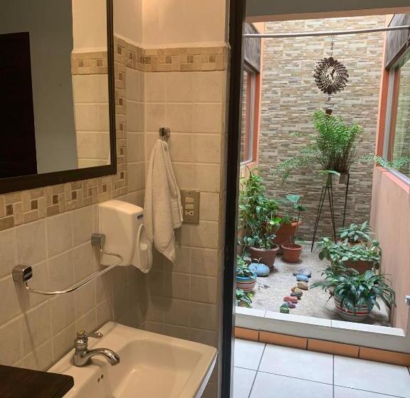 فندق صغير Casa De Lis Hotel & Tourist Info Centre