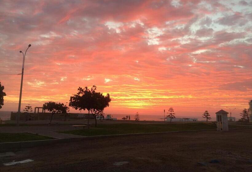 هاستل Waves Surf Camp Peru