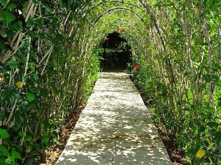 مبيت وإفطار Indigo Yoga Surf Resort