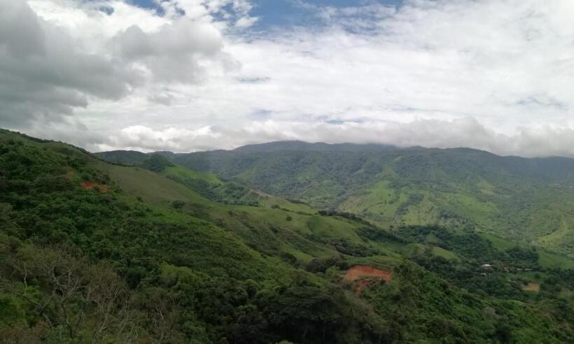 تختخواب و صبحانه Monte Los Lirios Lodge