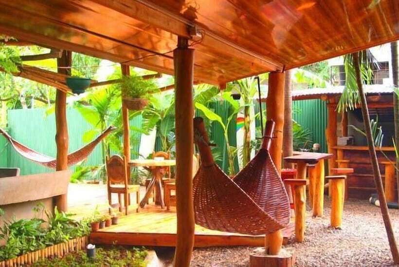 Coral Reef Surf Hostel And Camp