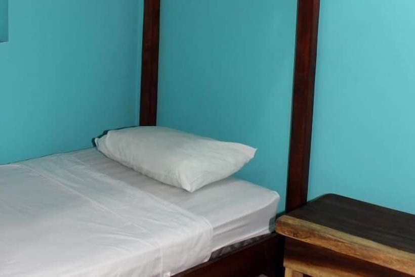 Coral Reef Surf Hostel And Camp