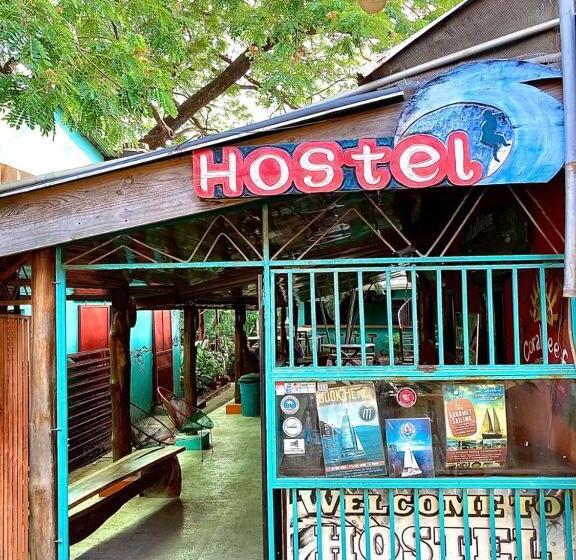 Coral Reef Surf Hostel And Camp
