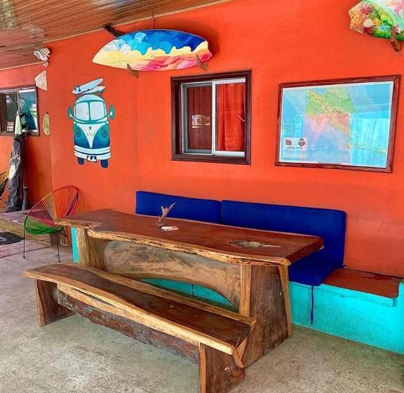 Coral Reef Surf Hostel And Camp